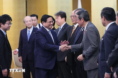 Thủ tướng Phạm Minh Chính với các Nghị sỹ Liên minh Nghị sỹ hữu nghị Nhật Bản-Việt Nam. (Ảnh: Dương Giang/TTXVN)