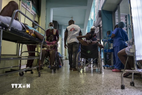 Bệnh nhân được điều trị tại trung tâm y tế của Tổ chức Bác sỹ không biên giới ở Port-au-Prince, Haiti. (Ảnh: AFP/TTXVN)