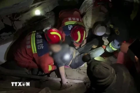 Lực lượng cứu hộ chuyển nạn nhân khỏi đống đổ nát sau trận động đất ở tỉnh Cam Túc, Tây Bắc Trung Quốc ngày 19/12/2023. (Ảnh: CCTV/TTXVN)