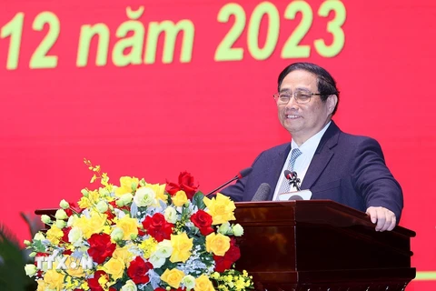 Thủ tướng Phạm Minh Chính chúc mừng cán bộ, giảng viên Học viện Quốc phòng. (Ảnh: Dương Giang/TTXVN)