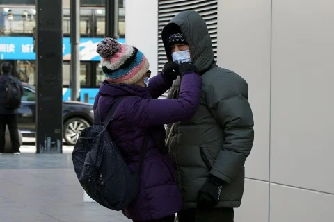 Người dân Thượng Hải mặc áo ấm khi ra ngoài đường. (Nguồn: Reuters)