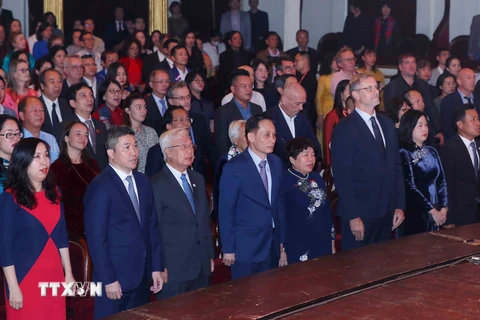 Ông Lê Hoài Trung, Bí thư Trung ương Đảng, Trưởng Ban Đối ngoại Trung ương với các đại biểu dự buổi Lễ kỷ niệm 50 năm thiết lập quan hệ ngoại giao Việt Nam-Pháp. (Ảnh: An Đăng/TTXVN)