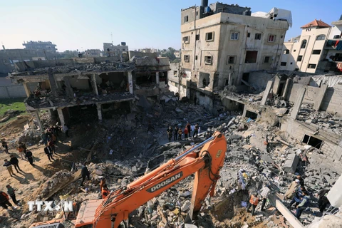 Cảnh đổ nát sau vụ không kích của Israel xuống thành phố Rafah, phía Nam Dải Gaza ngày 19/12/2023. (Ảnh: THX/TTXVN)