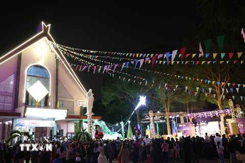 Đông đảo nhân dân tham gia chào mừng Giáng sinh tại Nhà thờ Giáo xứ Chi Lăng, thành phố Buôn Ma Thuột. (Ảnh: Tuấn Anh/TTXVN)