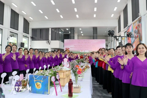 Đại biểu tham gia hội thi chào mừng xác lập thành công kỷ lục Việt Nam với 100 món ăn chế biến từ khoai lang. (Ảnh: Lê Thúy Hằng/TTXVN)