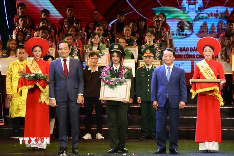 Phó Thủ tướng Trần Lưu Quang và Bộ trưởng, Chủ nhiệm Ủy ban dân tộc Hầu A Lềnh trao Bằng khen cho các học sinh, sinh viên, thanh niên dân tộc thiểu số xuất sắc, tiêu biểu năm 2023. (Ảnh: An Đăng/TTXVN)