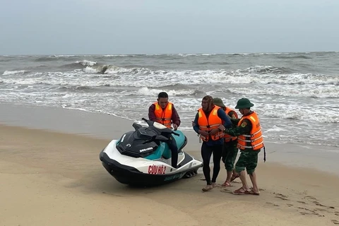 Quảng Bình: Tàu cá bị chìm, các ngư dân được ứng cứu vào bờ an toàn