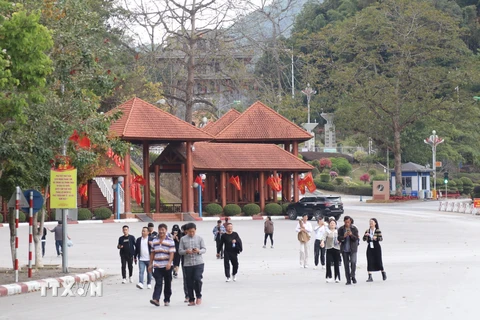 Khách du lịch tham quan khu vực Cửa khẩu quốc tế Hữu Nghị, tỉnh Lạng Sơn. (Ảnh: Quang Duy/TTXVN)