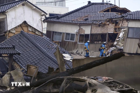 Những ngôi nhà bị phá hủy sau trận động đất tại Wajima, tỉnh Ishikawa, Nhật Bản, ngày 2/1/2024. (Ảnh: Kyodo/TTXVN)