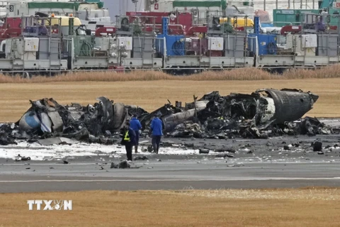 Máy bay của Hãng hàng không Japan Airlines cháy rụi sau vụ va chạm tại sân bay Haneda ở Tokyo, Nhật Bản, ngày 3/1/2024. (Ảnh: Kyodo/TTXVN)