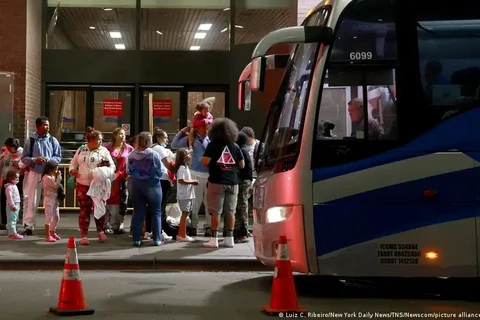 Người di cư di chuyển bằng xe buýt tại thành phố New York. (Ảnh: dw)
