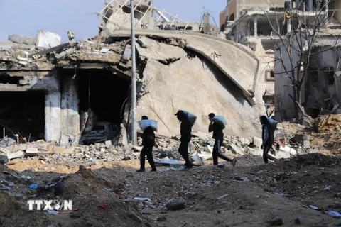 Cảnh đổ nát sau vụ không kích của Israel xuống thành phố Gaza ngày 2/1/2024. (Nguồn: THX/TTXVN)