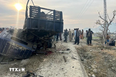 Hiện trường vụ đánh bom xe cảnh sát ở tỉnh Khyber Pakhtunkhwa, Tây Bắc Pakistan ngày 8/1/2024. (Ảnh: THX/TTXVN)