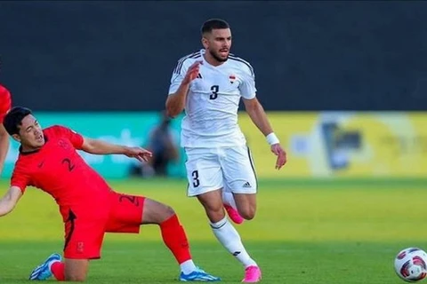 Iraq (áo trắng) trong trận đấu với Hàn Quốc.