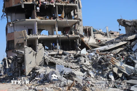 Một tòa nhà bị phá hủy sau cuộc không kích của Israel xuống Dải Gaza ngày 6/1/2024. (Ảnh: THX/TTXVN)