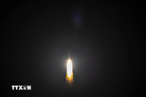 Tên lửa Vulcan Centau mang theo tàu đổ bộ Peregrine rời bệ phóng tại Trạm Vũ trụ ở mũi Canaveral, bang Florida, Mỹ ngày 8/1/2024. (Ảnh: AFP/TTXVN)
