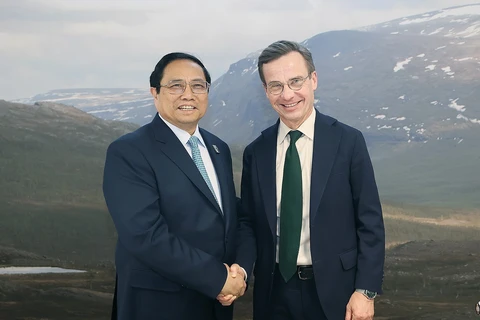 Thủ tướng Phạm Minh Chính gặp Thủ tướng Thụy Điển Ulf Kristersson bên lề Hội nghị COP28. (Ảnh: Dương Giang/TTXVN)