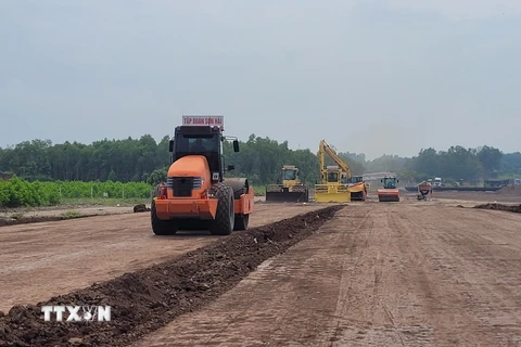 Thi công mặt bằng, lu nền tại điểm đầu dự án thành phần 3 cao tốc Biên Hòa-Vũng Tàu. (Ảnh: Hoàng Nhị/TTXVN)