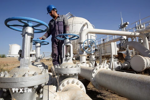 Công nhân làm việc tại một nhà máy lọc dầu ở Kirkuk, Iraq. (Ảnh: AFP/TTXVN)