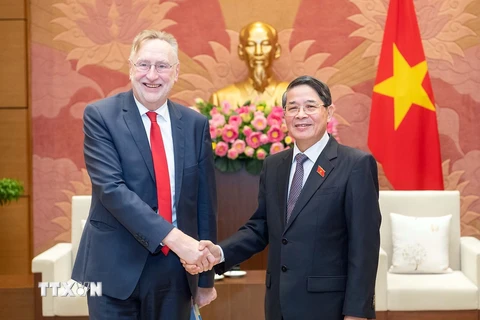 Phó Chủ tịch Quốc hội Nguyễn Đức Hải tiếp Chủ tịch Ủy ban Thương mại quốc tế Nghị viện châu Âu Bernd Lange. (Ảnh: TTXVN)