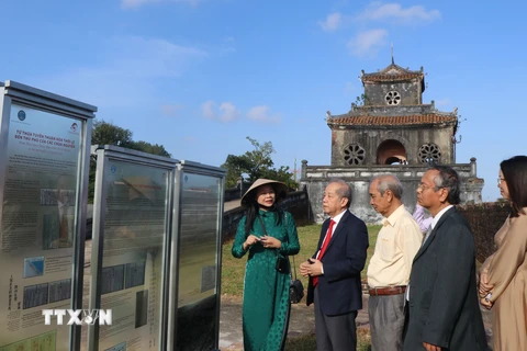 Du khách tham quan triển lãm “Kinh thành Huế - dấu xưa còn lại.” (Ảnh: Mai Trang/TTXVN)