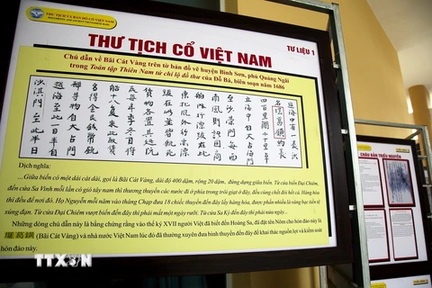Các tài liệu, thư tịch cổ, bản đồ khẳng định chủ quyền quần đảo Hoàng Sa, Trường Sa là của Việt Nam. (Ảnh: Hồng Đạt/TTXVN)