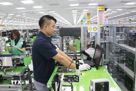 Công nhân Công ty TNHH Samsung Electronics Việt Nam, khu công nghiệp Yên Phong, tỉnh Bắc Ninh trong ca làm việc. (Ảnh: Thanh Thương/TTXVN)