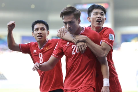Tuyển Việt Nam thi đấu quả cảm trong ngày chia tay Asian Cup 2023. (Ảnh: Hoàng Linh/TTXVN)