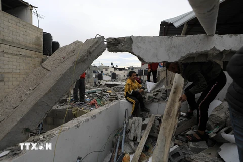 Tòa nhà bị phá hủy sau cuộc không kích của Israel xuống Rafah, Dải Gaza, ngày 17/1/2024. (Ảnh: THX/TTXVN)
