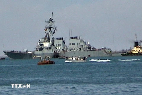Tàu khu trục USS Cole của Mỹ bị hư hại nghiêm trọng sau một vụ tấn công liều chết trên Vịnh Aden. (Ảnh minh họa: AFP/TTXVN)