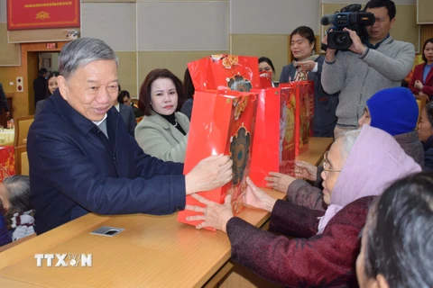 Bộ trưởng Bộ Công an Tô Lâm tặng quà Tết cho các gia đình chính sách, hộ nghèo, công nhân lao động trên địa bàn tỉnh Hưng Yên. (Ảnh: Mai Ngoan/TTXVN)