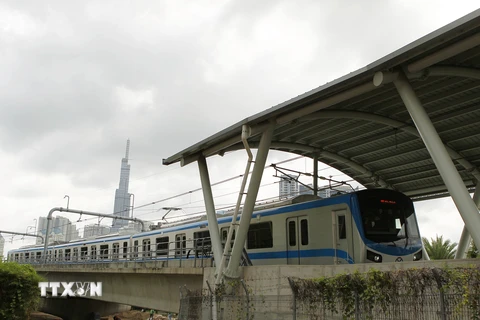 Đoàn tàu đầu tiên của tuyến Metro số 1 (Bến Thành - Suối Tiên) chạy thử nghiệm. (Ảnh minh họa: Thanh Vũ/TTXVN)