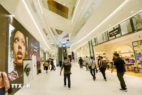 Người dân tham quan, mua sắm tại Lotte Mall Tây Hồ. (Ảnh: Tuấn Đức/TTXVN)