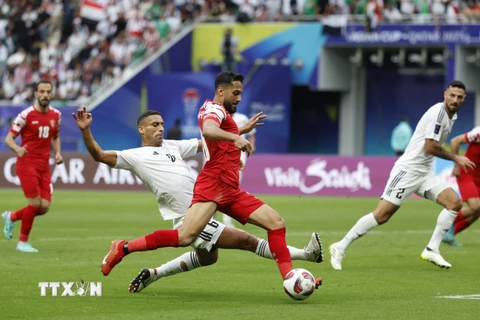 Jordan (áo đỏ) đã vượt qua Iraq để giành vé vào tứ kết Asian Cup 2023. (Ảnh: AFP/TTXVN)