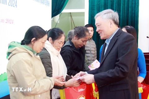 Chánh án Tòa án Nhân dân Tối cao Nguyễn Hòa Bình tặng quà các hộ nghèo. (Ảnh: Thái Thuần/TTXVN)