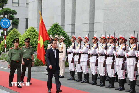 Chủ tịch nước Võ Văn Thưởng đến thăm, chúc Tết Công an Thành phố Hồ Chí Minh. (Ảnh: Thống Nhất/TTXVN)