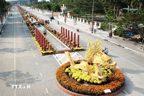 Con đường gốm và hoa xuân Giáp Thìn của tỉnh Vĩnh Long sử dụng trên 2.000 sản phẩm gốm đỏ các loại của địa phương sản xuất. (Ảnh: Lê Thúy Hằng/TTXVN)