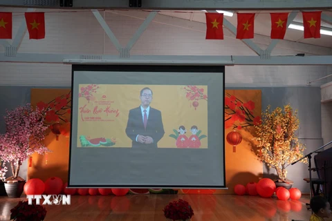 Tân Đại sứ Việt Nam tại Australia Phạm Hùng Tâm gửi lời chúc trực tuyến đến toàn thể các quan khách tham dự buổi gặp mặt “Xuân Quê hương 2024.” (Ảnh: TTXVN)