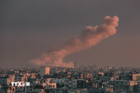 Khói bốc lên sau cuộc không kích của Israel xuống Khan Yunis, phía Nam Dải Gaza ngày 5/2/2024. (Ảnh: AFP/TTXVN)
