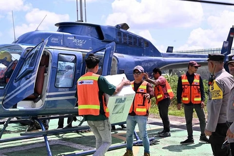 Indonesia dùng trực thăng phân phối hậu cần bầu cử. (Nguồn: AFP)