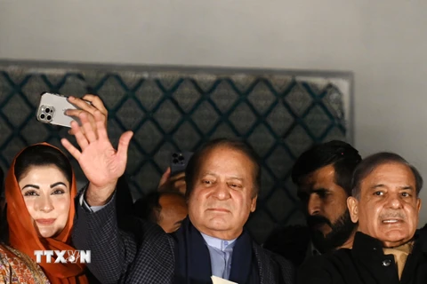 Cựu Thủ tướng Pakistan Nawaz Sharif (giữa) vẫy chào người ủng hộ tại Lahore ngày 9/2/2024. (Ảnh: AFP/TTXVN)