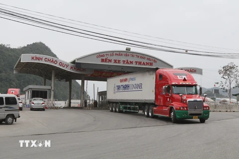 Phương tiện chở hàng xuất khẩu di chuyển ra khu vực chờ thông quan tại cửa khẩu Tân Thanh (Lạng Sơn). (Ảnh: Quang Duy/TTXVN)