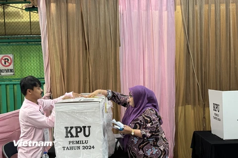 Bà Sri Suhartini, cử tri Jakarta bỏ phiếu. (Ảnh: Đỗ Quyên/Vietnam+)