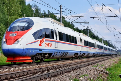 Tàu cao tốc trên đường sắt từ Moskva tới St.Petersburg.