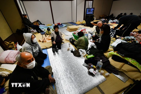 Người dân chịu ảnh hưởng bởi động đất tạm trú tại một địa điểm sơ tán ở tỉnh Ishikawa, Nhật Bản ngày. (Ảnh: AFP/TTXVN)