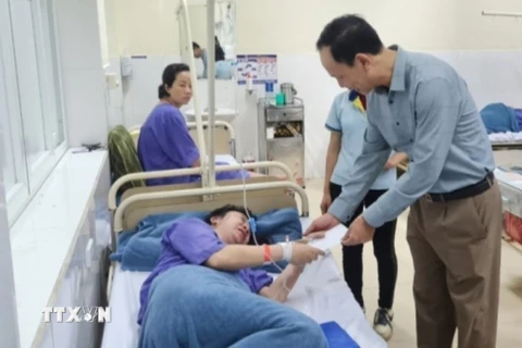 Lãnh đạo Ủy ban Nhân dân thị xã Quảng Yên thăm hỏi các công nhân đang được theo dõi tại bệnh viện. (Ảnh: TTXVN phát)