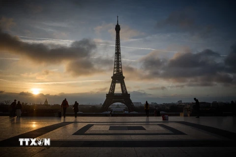 Tháp Eiffel tại Paris, Pháp đóng cửa ngày 19/2/2024. (Ảnh: AFP/TTXVN)