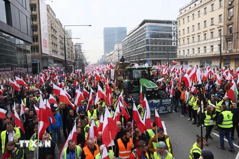 Nông dân tuần hành phản đối "Thỏa thuận xanh" của EU tại thủ đô Vacsava, Ba Lan ngày 27/2. (Ảnh: PAP/TTXVN)