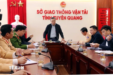 Ông Khuất Việt Hùng, Phó Chủ tịch Chuyên trách Ủy ban ATGT Quốc gia tại cuộc họp nhanh với các lực lượng chức năng để đánh giá và làm rõ nguyên nhân vụ tai nạn. (Ảnh: Quang Cường/TTXVN)