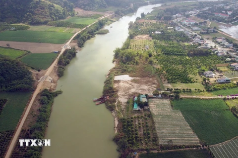 Sông Krông Nô, đoạn chảy qua thôn Phú Hưng, xã Quảng Phú có 3 vị trí sạt lở nguy hiểm. (Ảnh: Minh Hưng/TTXVN)